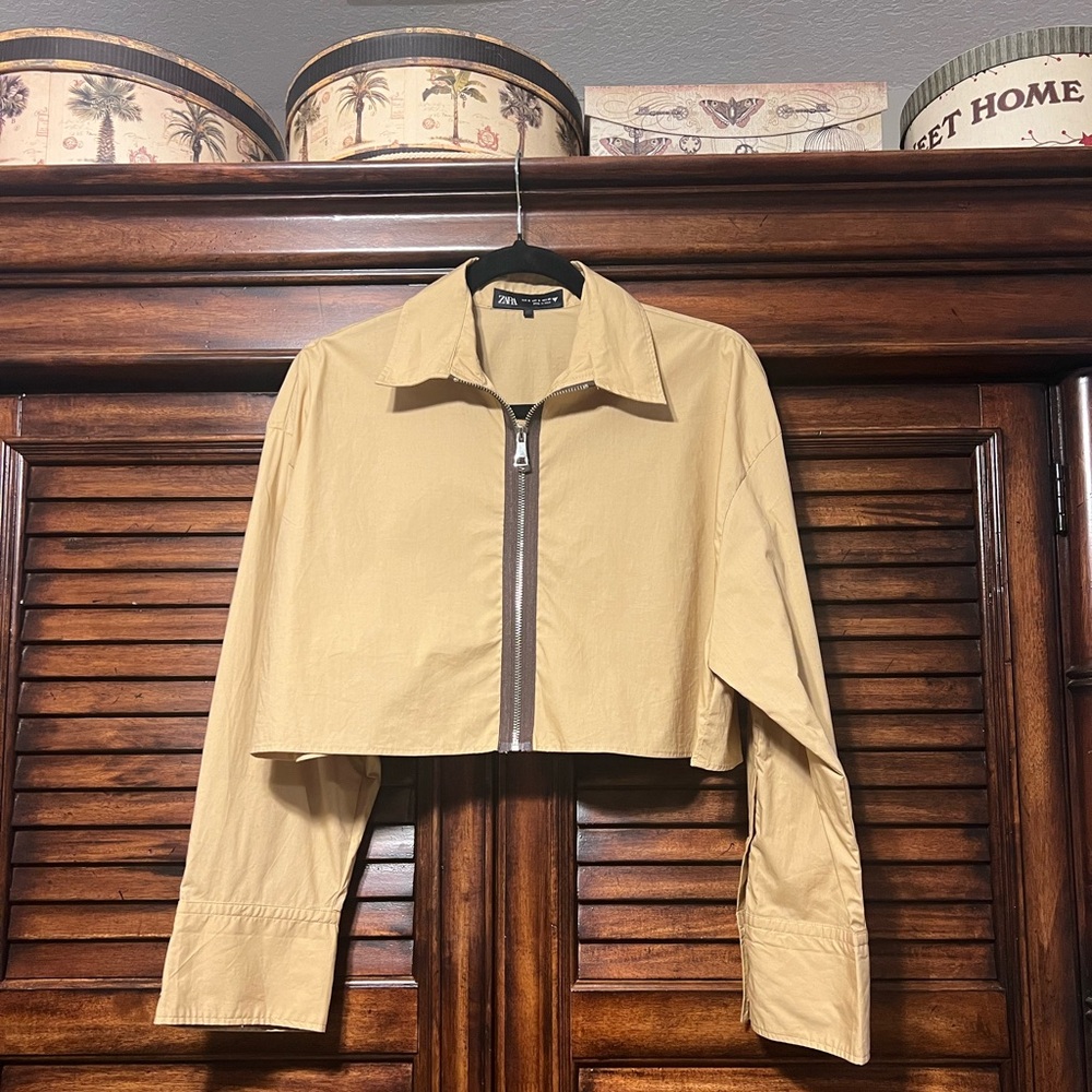 Zara Beige Cropped Utility Cropped Jacket/Top With A Unique Zipper. Size Small